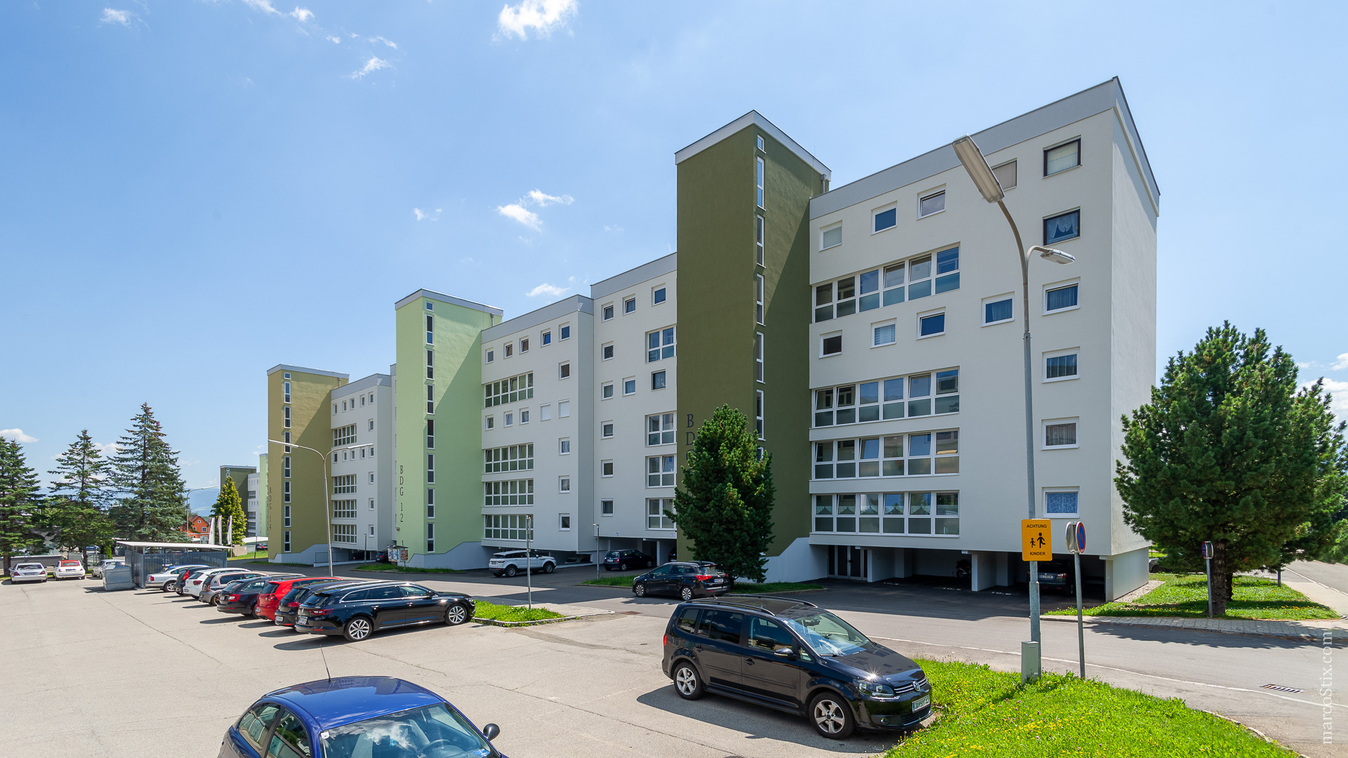 Parkplätze und Gebäude im Wohnpark Bahndamm