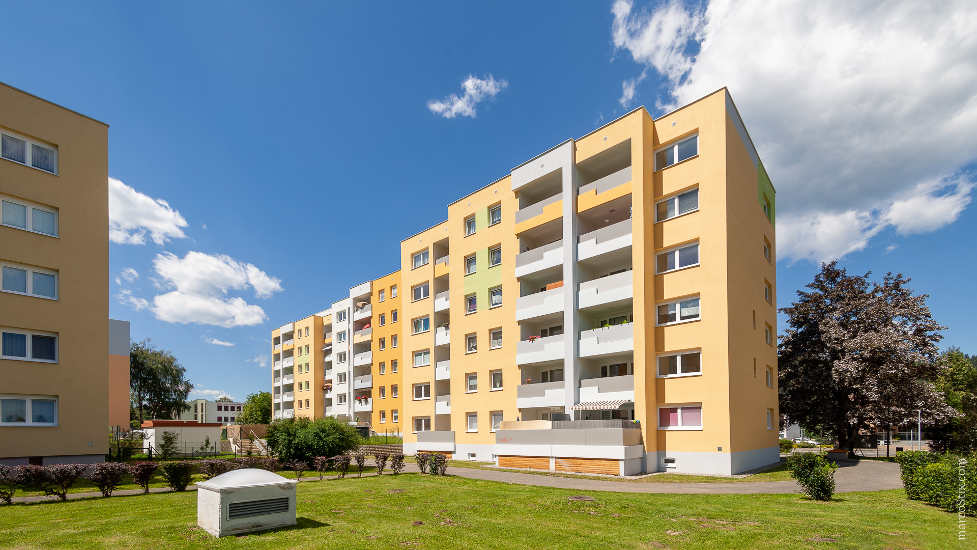 Wohngebäude und gepflegte Außenanlage im Wohnpark Zirbenblick