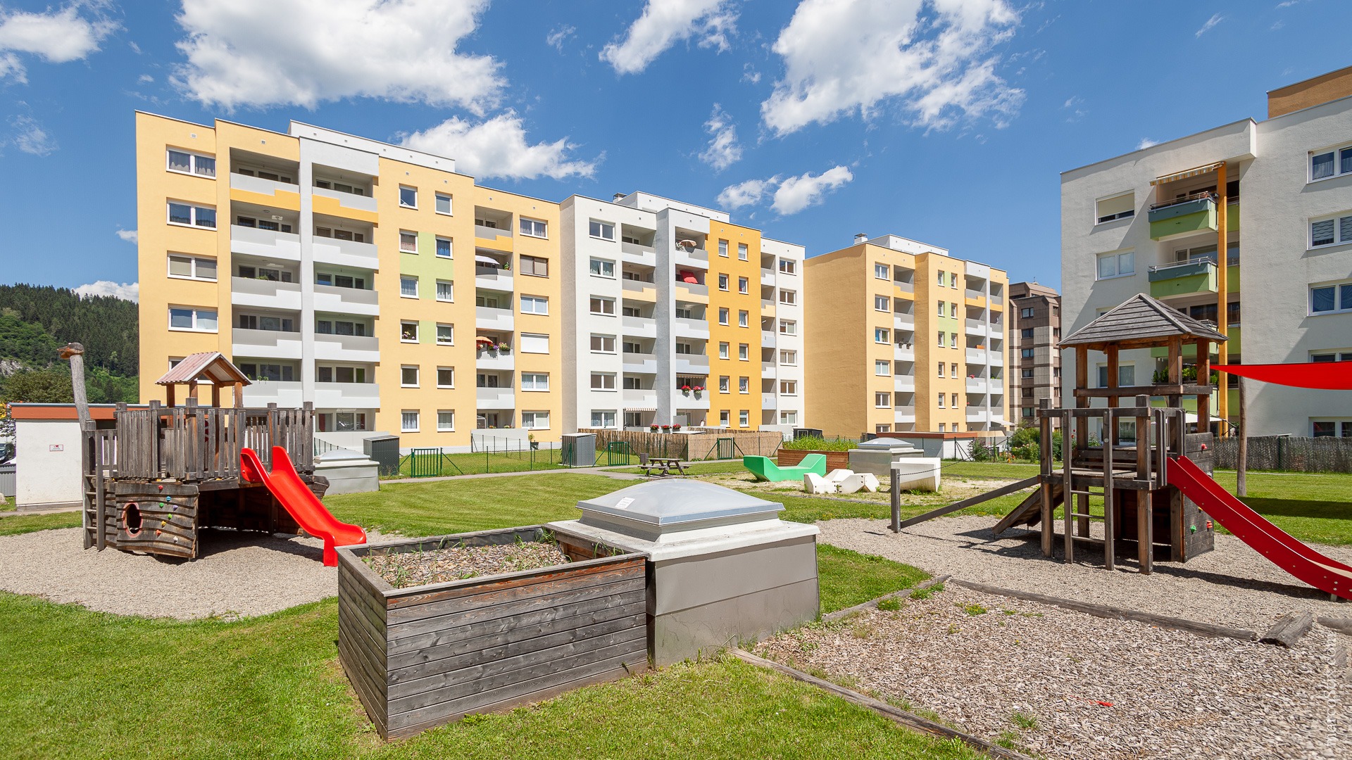 Kinderspielplatz zwischen den Wohnhäusern des Wohnparks Zirbenblick