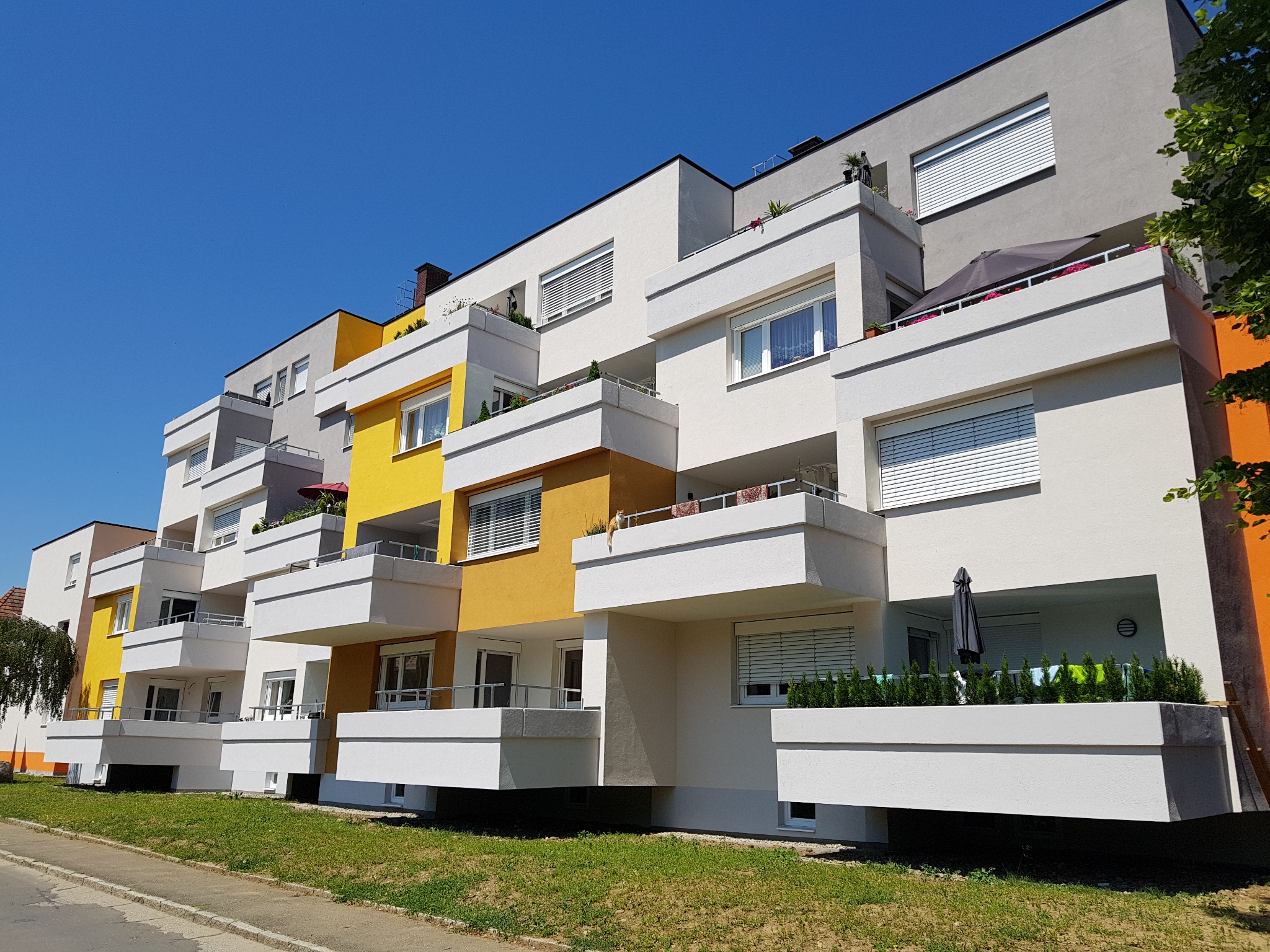 Balkone und farbig gestaltete Fassade im Wohnpark Sandgasse