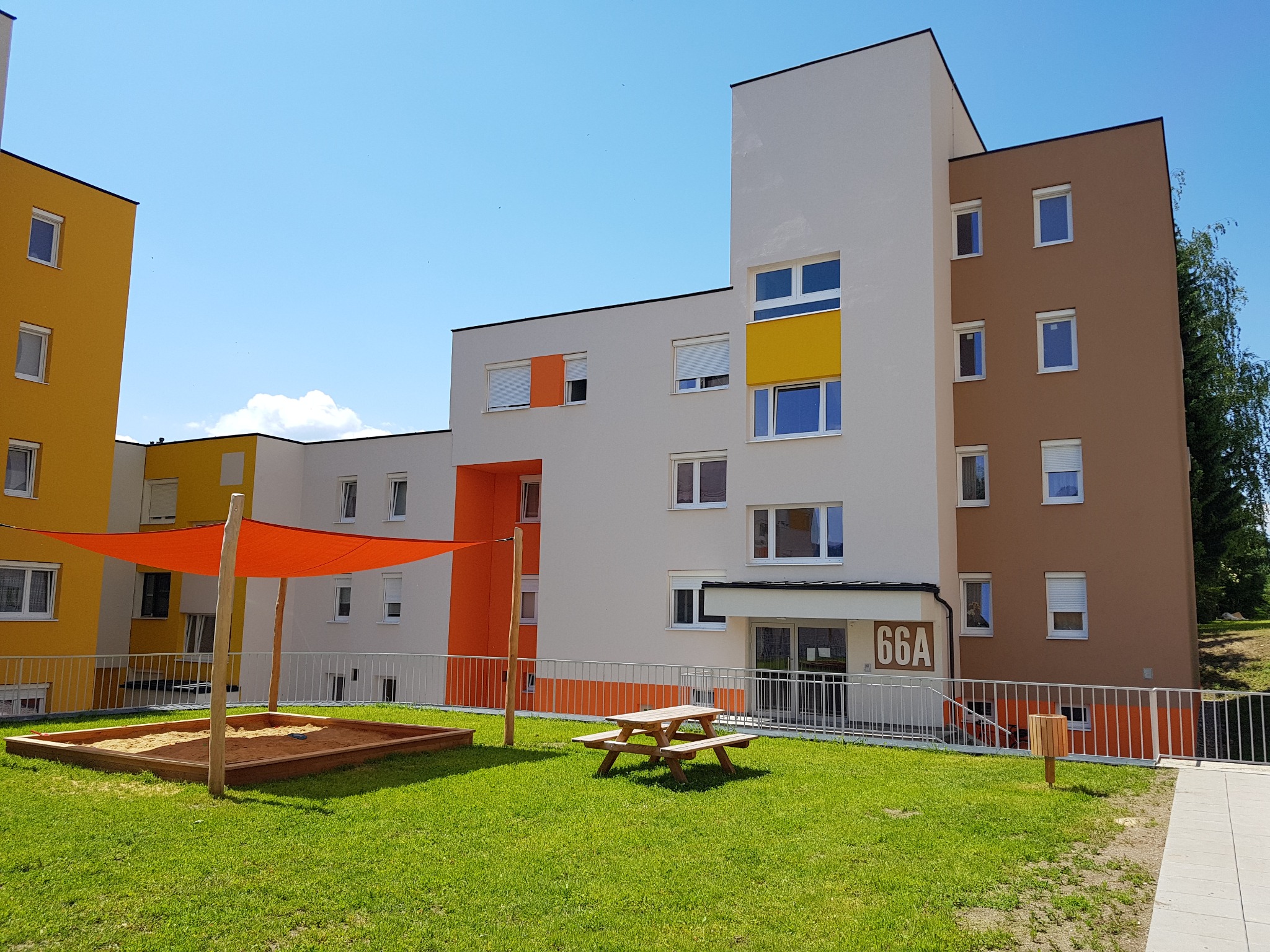 Sandspielplatz vor dem Wohnhaus Sandgasse 66A