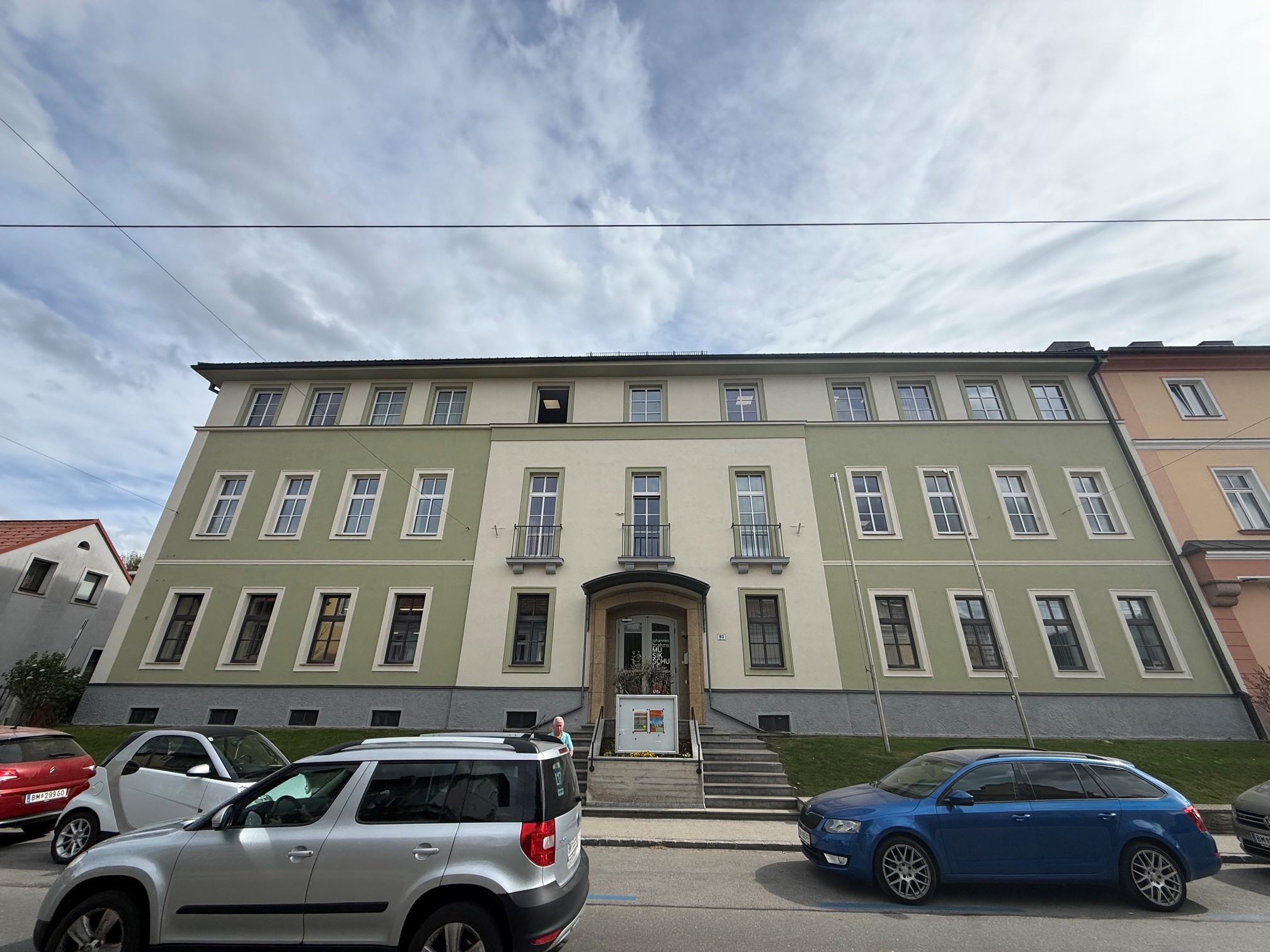 Grünes Wohngebäude der Anlage in Mürzzuschlag