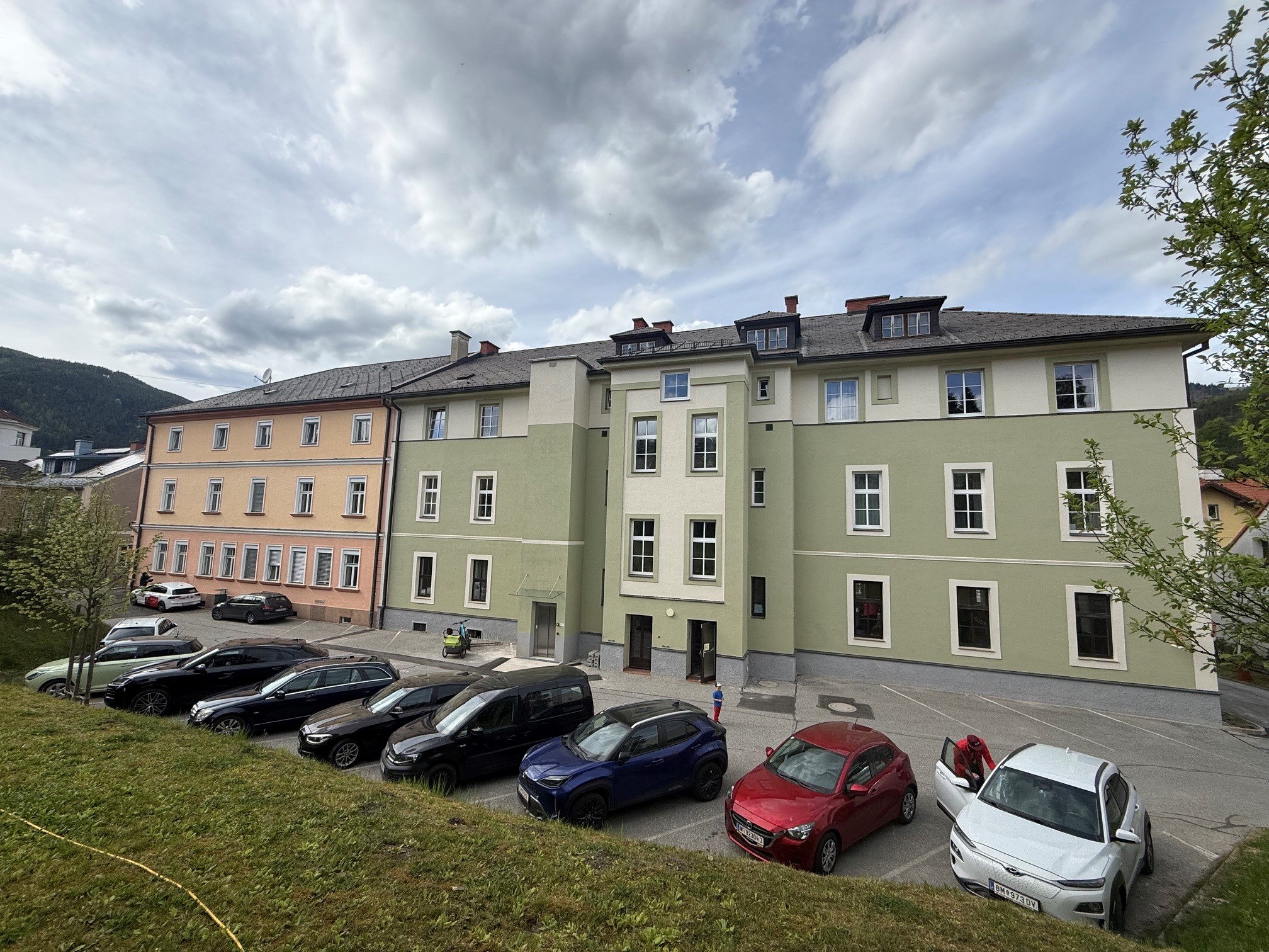 Hofansicht und Stellplätze der Musikschule und des Pflegeheims Mürzzuschlag