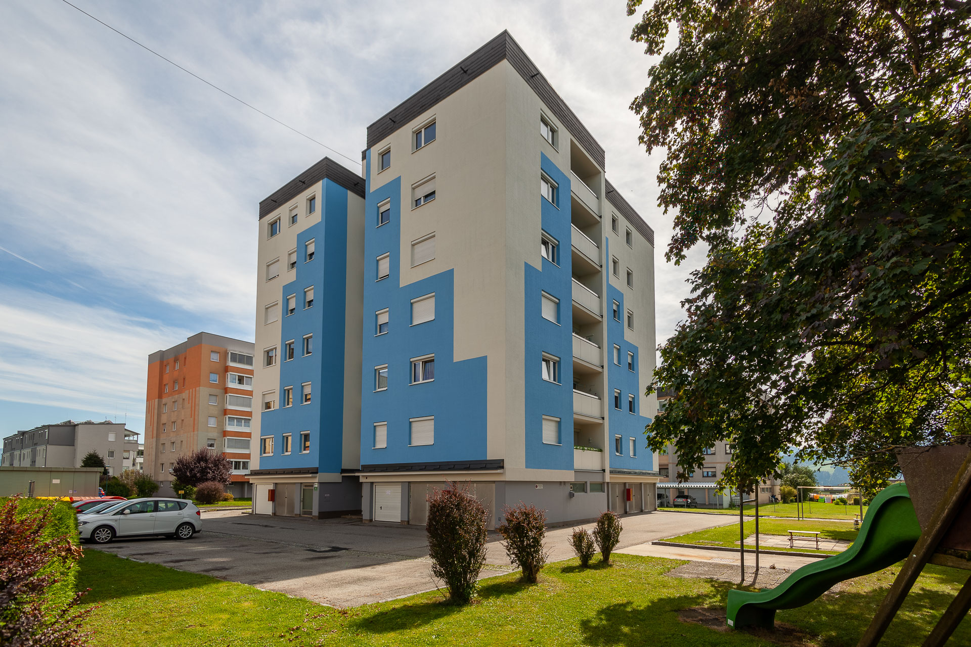 Blauer Wohnturm mit gepflegter Grünanlage in Spielberg
