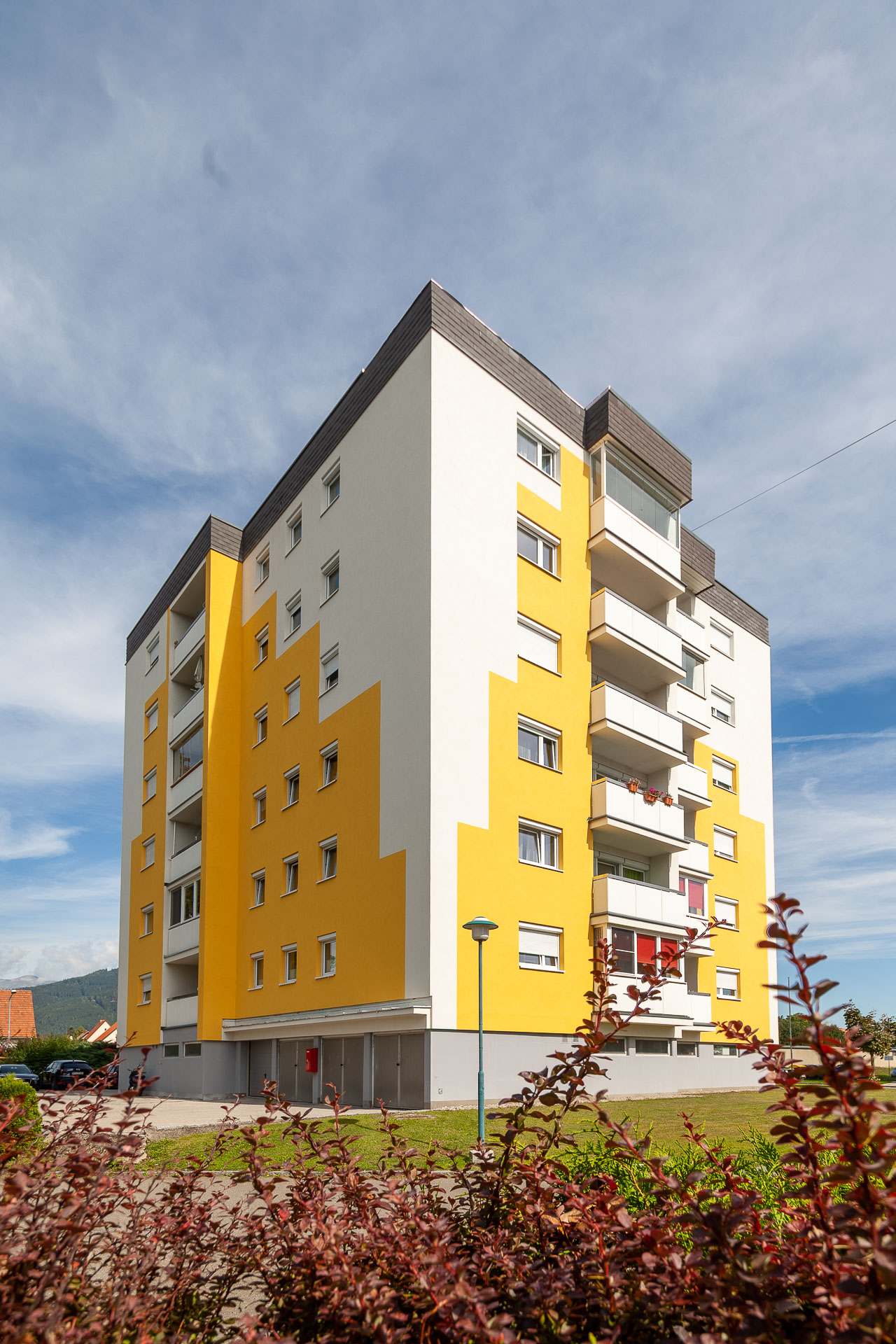 Hochformatansicht des gelben Wohnturms in Spielberg