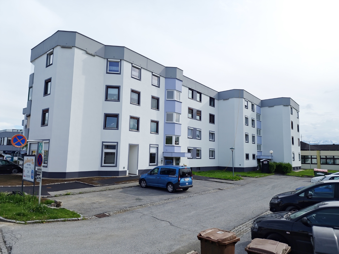 Straßenansicht eines Wohnhauses am Spielberger Marktplatz