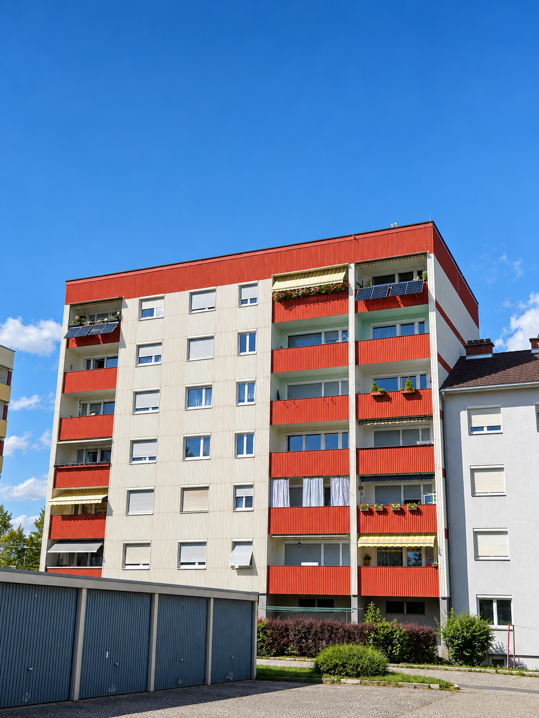 Wohnturm am Hangweg mit roten Balkonen